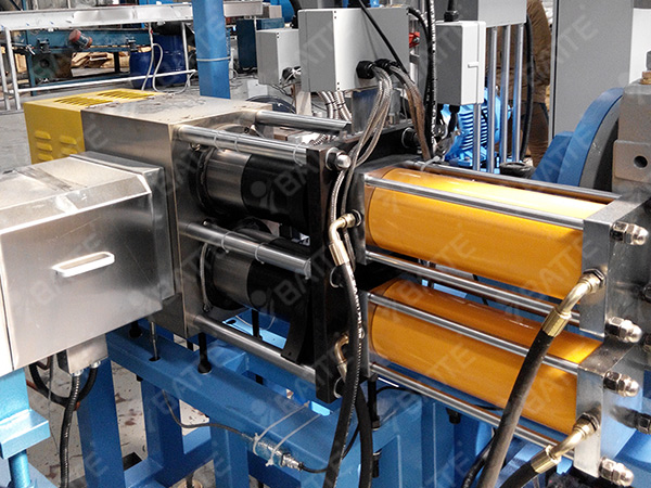 PU造粒用雙柱雙工位換網器調試現場 PU造粒用雙柱雙工位換網器調試現場